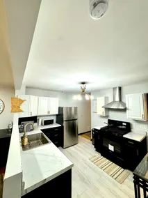 Luxury 2BR Near Airport & Downtown – Sleeps 6! - Image 5