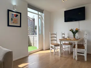 Central Kenilworth Flat | Walk to Waitrose & Cafés - Image 2