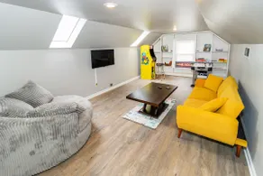 Red door house on hill. Sleeps 10 - Image 2