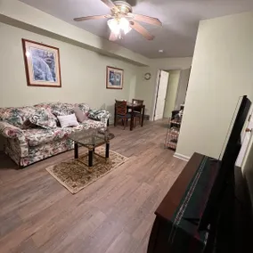 Cozy 2-Bedroom Townhouse - Image 5
