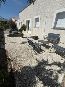 Air-conditioned house with garden - Image 2