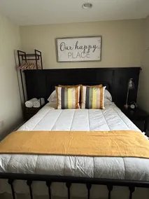 Cozy Historic Downtown Apt for 4 - Image 5