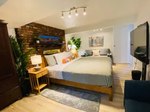 Sweet Home in Pitt w/King beds & Parking near City - Image 5