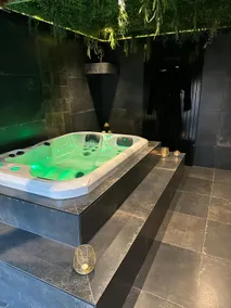 Suite Marie - Jacuzzi privé & sauna - Image 2