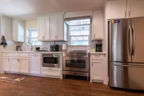 8 Bed / 3 Bath Lakefront Getaway - Image 3
