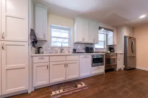 8 Bed / 3 Bath Lakefront Getaway - Image 2