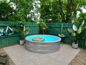 THE RED DOOR! Hot Tub, Splash Pool, Family escape! - Image 5