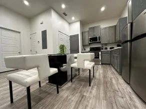 Modern Midtown Apartment (luxury mattresses!) - Image 4