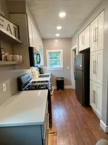 Cozy 3BR House - Image 5