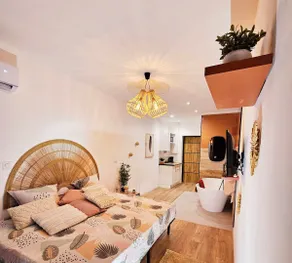 Master suite with parking - Image 4