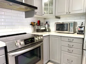 3BR/2BA - 2 min to Subway + Parking - Image 2