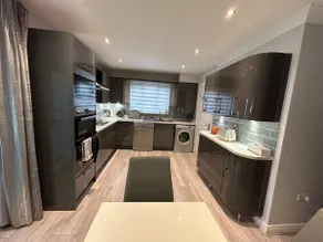 Spacious House To Accommodate 6 - Image 5