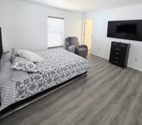 Modern , Cozy oasis , and Brand New . - Image 5