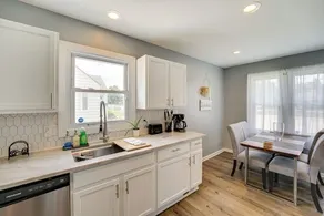 Southfield Hideaway: Home with Ping Pong& Fire Pit - Image 2