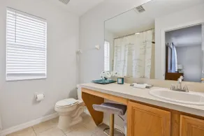 Cozy Stylish Townhome - Image 4