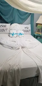 Seaside retreat in romantic room - Image 2