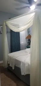 Seaside retreat in romantic room - Image 4