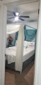 Seaside retreat in romantic room - Image 3