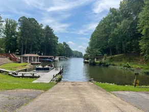 Gaston Getaway: Location, Lake, Fun & Firepit! - Image 3