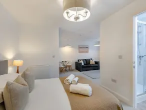 ”Derwent” Pet-Friendly Deluxe Double Apartment - Image 4