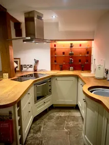Lion’s Den Studio | stylish town centre apartment - Image 3