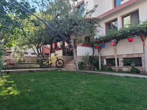 Mysigt hus nära gondolen i Bansko. - Image 2