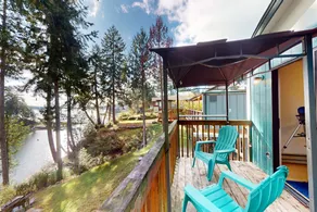 4BR dog-friendly waterfront home with beach access - Image 3