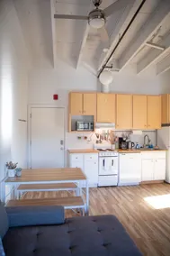 Cozy Eugene Apt. Convenient w/ AC + Parking - Image 4