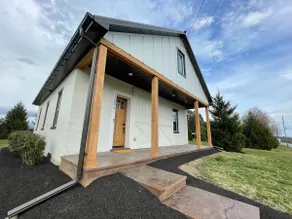 The Midway Schoolhouse with Hot Tub - Image 3