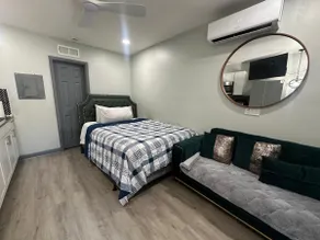 Modern Studio 15 mins from Downtown & Airport - Image 4