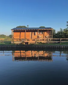 Canalside Cabin - Image 3