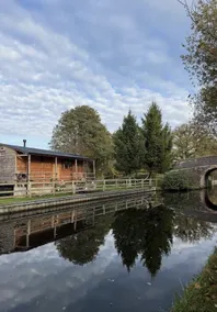 Canalside Cabin - Image 2
