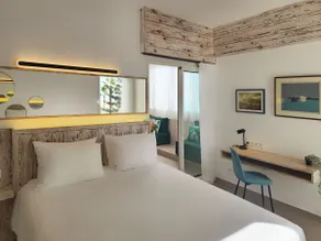Luxury with sea view, pool, parking & security - Image 2