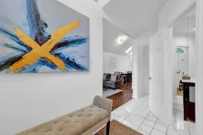 Stylish Home w/Parking,Balcony, Backyard & by Park - Image 3