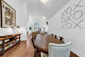 Stylish Home w/Parking,Balcony, Backyard & by Park - Image 2