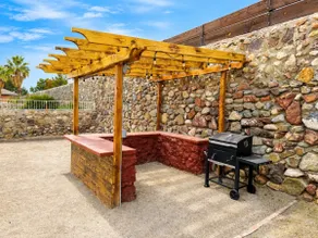 Westside Home: 2 King, 2 Queen, BBQ Oasis - Image 3