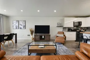 8Bed/6Bath Duplex w/2x Garage + Roofdeck +Backyard - Image 4