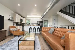 8Bed/6Bath Duplex w/2x Garage + Roofdeck +Backyard - Image 2