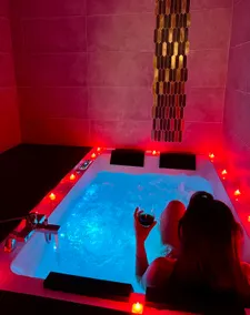 Luxury suite with private Jacuzzi and a romantic atmosphere - Image 2