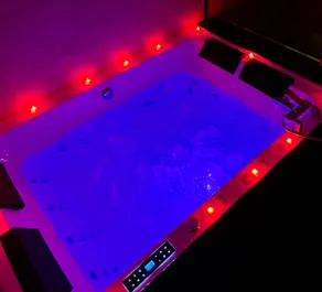 Luxury suite with private Jacuzzi and a romantic atmosphere - Image 3