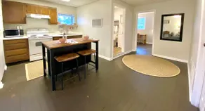 Cozy Carriage House Apartment - Image 5