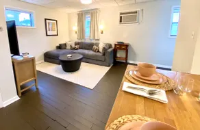 Cozy Carriage House Apartment - Image 4