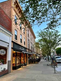 Chic Downtown Haven on Broadway - Image 2