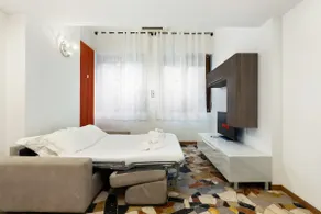 The Smart Stay – 6 Pax + Private Parking - Image 4