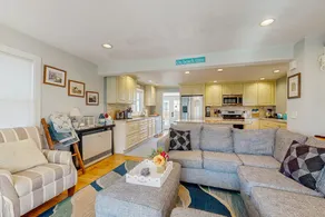 3BR dog-friendly coastal home with bikes & firepit - Image 3