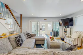 3BR dog-friendly coastal home with bikes & firepit - Image 4