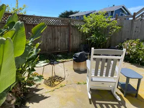 Beautifully Renovated 2B1B • Private Backyard • Steps to Beach • Free Parking - Image 5