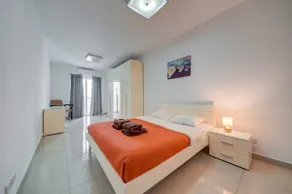 Central, spacious apartment with Sea Views - Image 4
