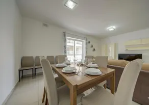 Central, spacious apartment with Sea Views - Image 3