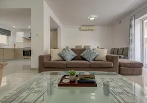 Central, spacious apartment with Sea Views - Image 2